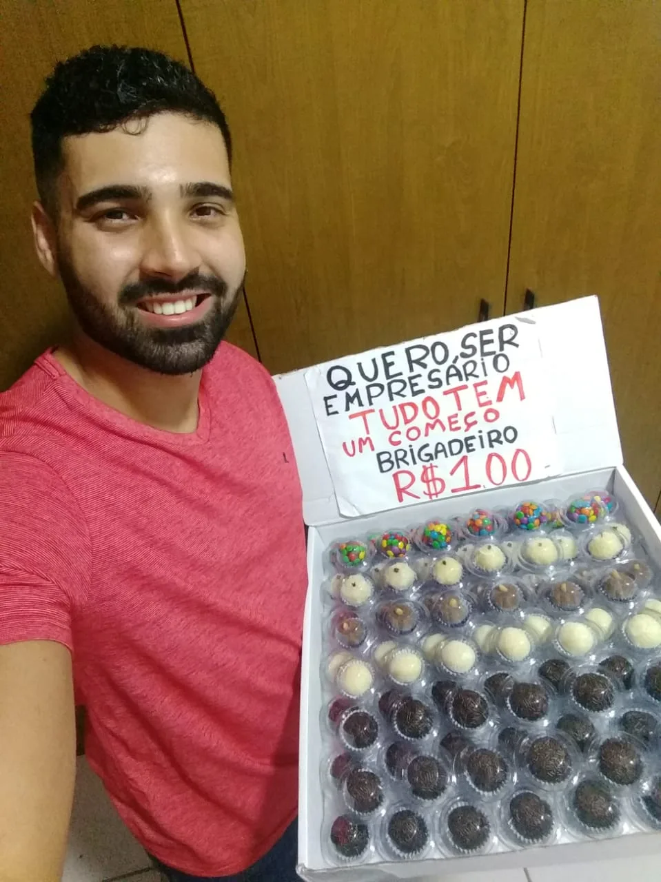 Com o sonho de ser empresário, jovem vende brigadeiros nas ruas de Guarapari