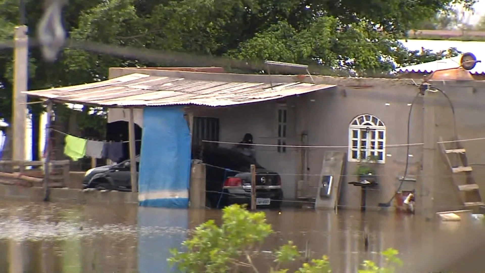 Moradores de Village do Sol sofrem com alagamento