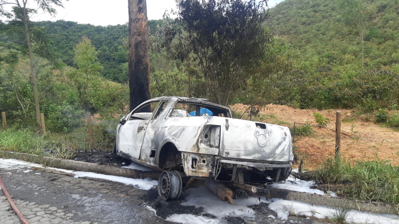 Motorista de carro que pegou fogo após acidente acredita ter cochilado