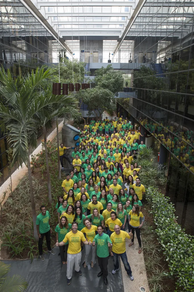 Equipe da WMcCann com presidente Martin Montoya à frente