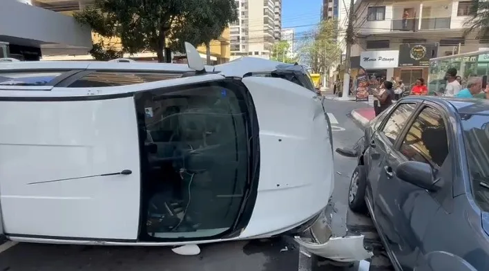 Motorista fura sinal, provoca acidente e capota em Vila Velha