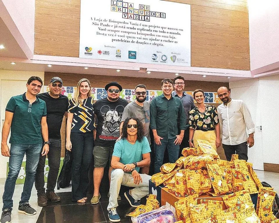 Banda doa 100 brinquedos e lota Loja de Brinquedos Vazia no Shopping Vitória