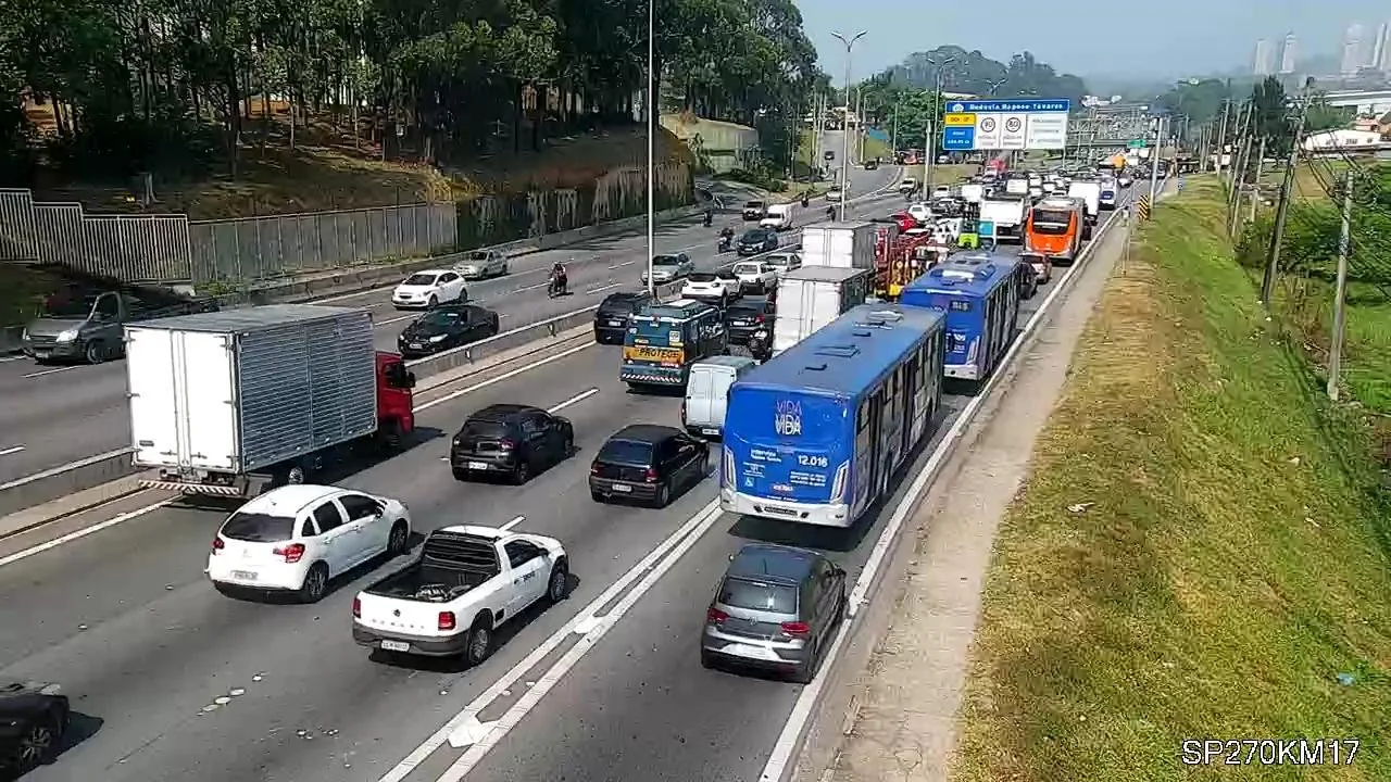 Caminhão tomba com produto tóxico e interdita rodovia em São Paulo