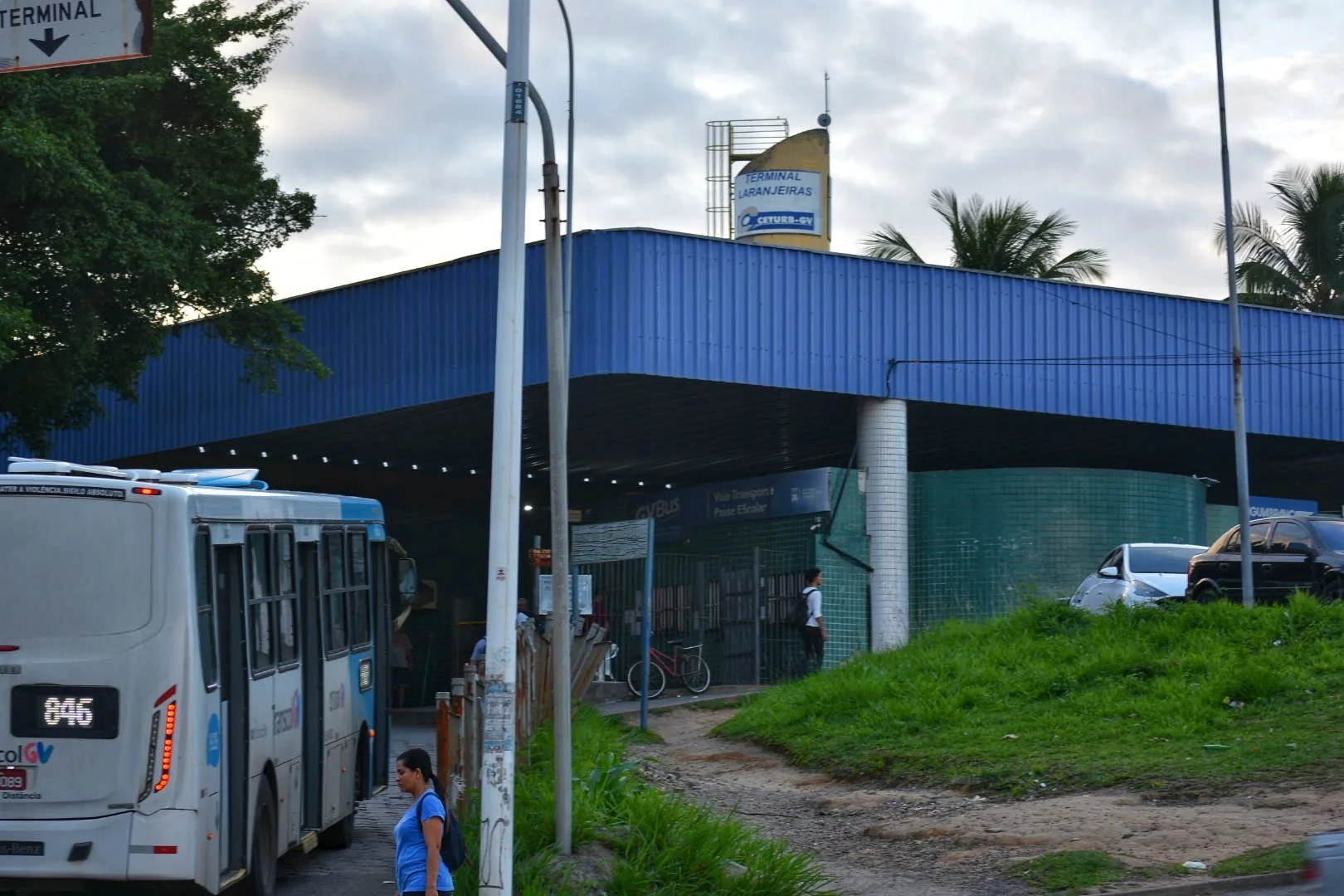 Ladrão se esconde debaixo de ônibus após assaltar amigas na rua