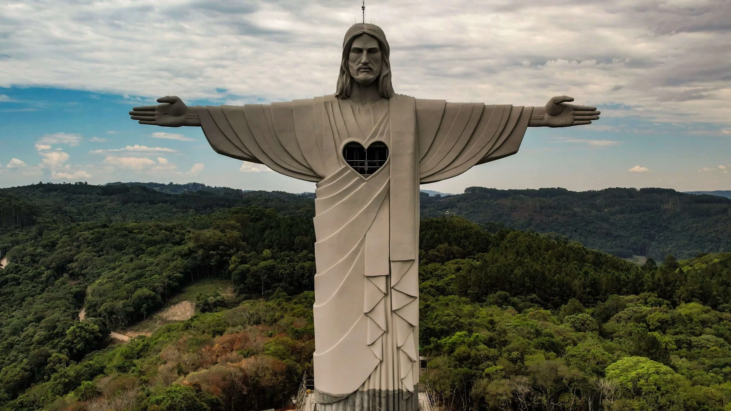 Cristo maior que o do RJ é inaugurado; veja fotos