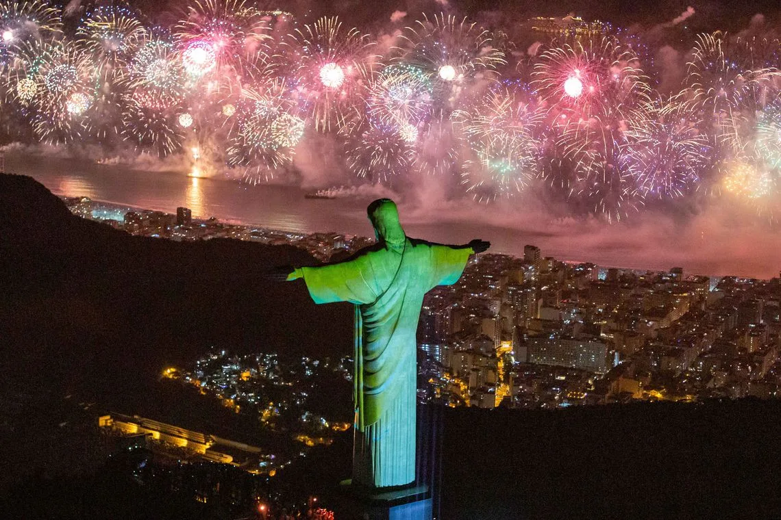 Virada em Copacabana reúne 2,9 milhões de pessoas, diz Riotur