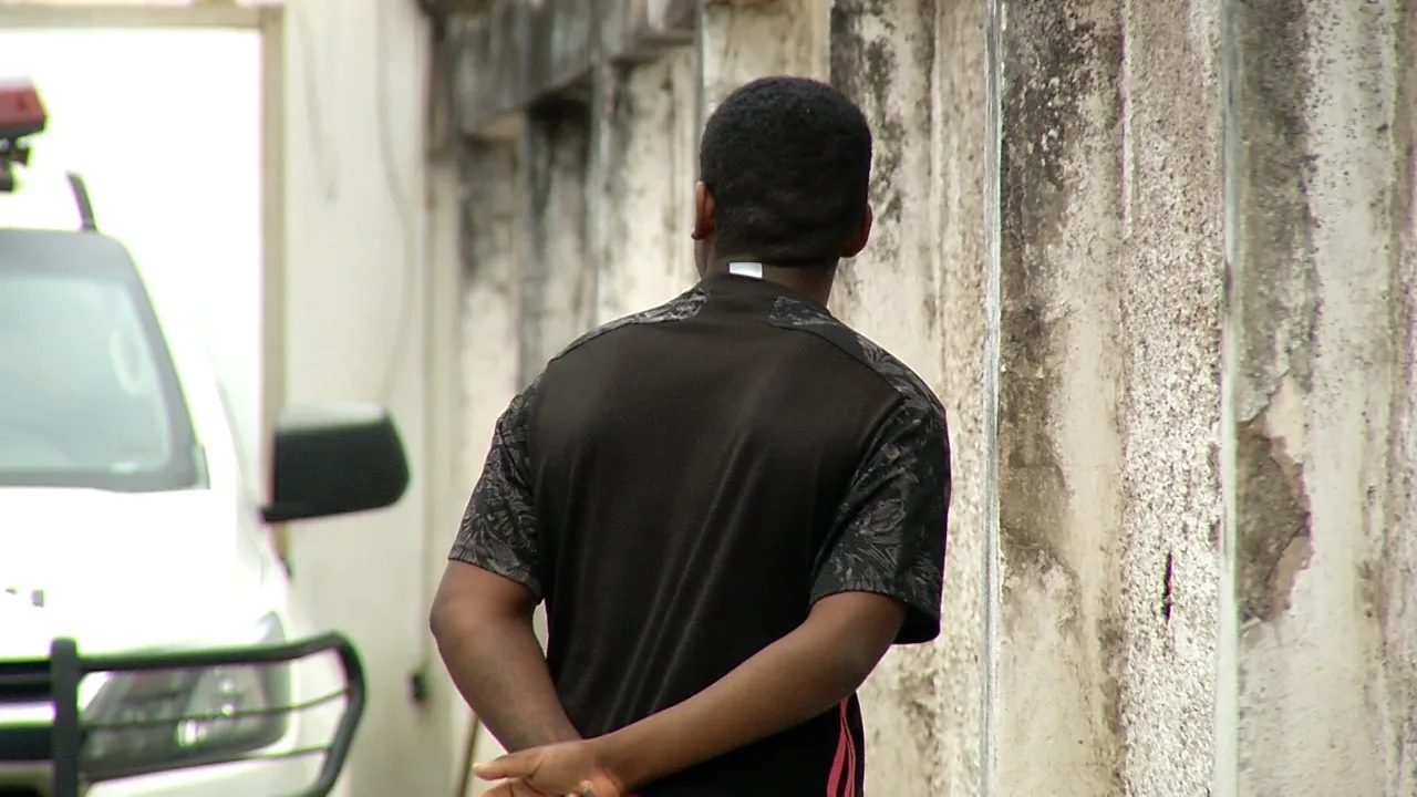 Jovem que jogou drogas no mar é apontado pela polícia como gerente do tráfico de drogas