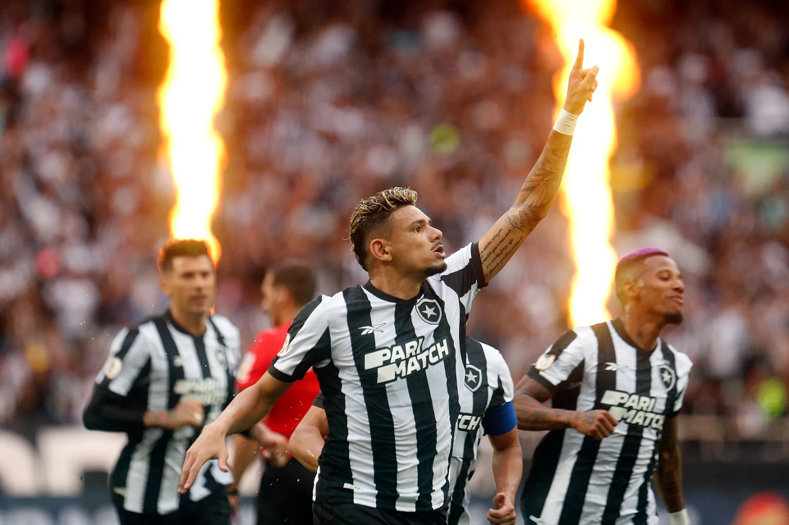 Botafogo goleia Coritiba e fatura título simbólico do 1º turno do Brasileirão