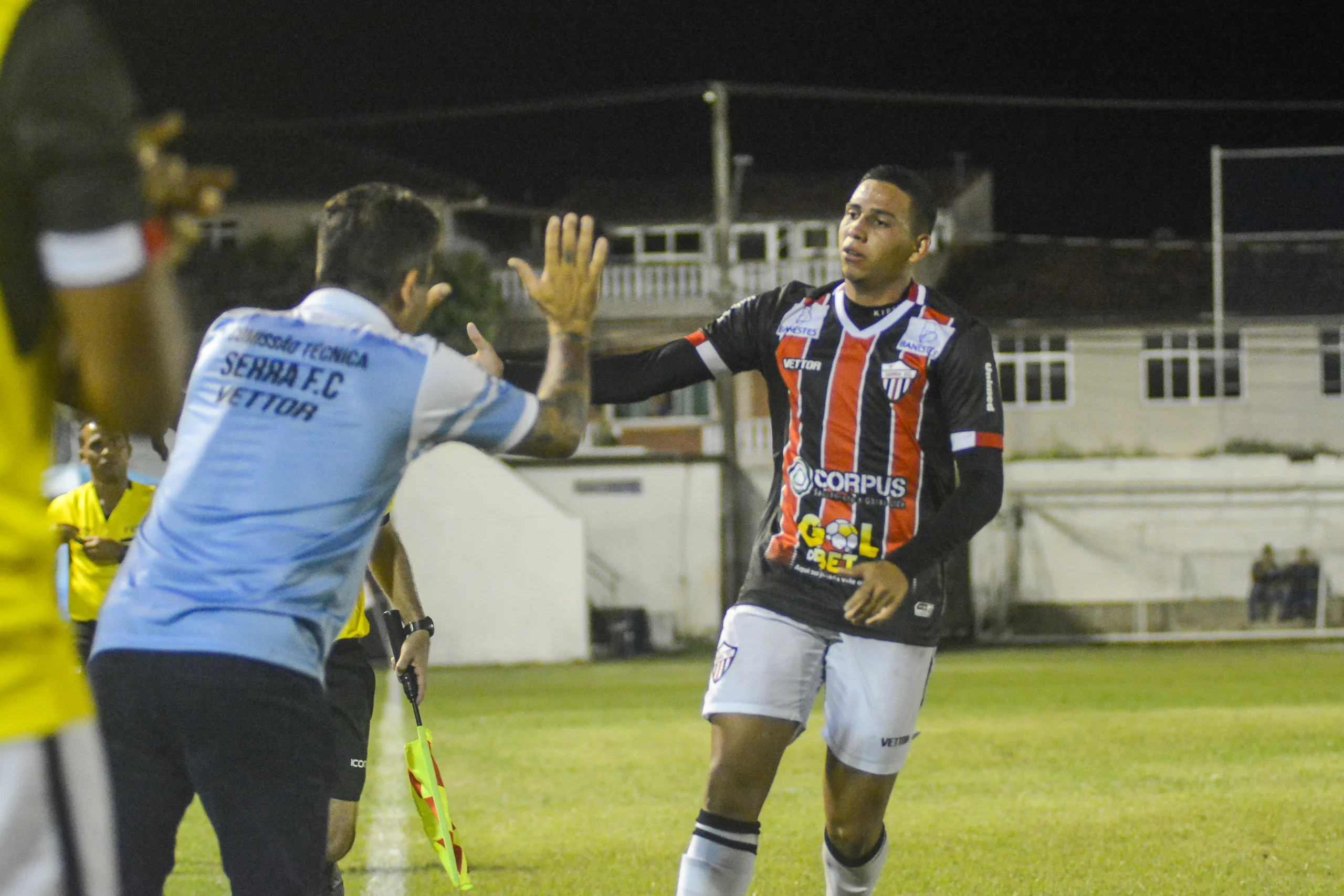 Serra vence o Real Noroeste e inverte a vantagem nas quartas de final