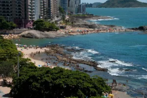 Guarapari será sede  do Brasileiro. Na foto, praias do Centro de Guarapari (Praia das Castanheiras em primeiro plano). (Foto: Reprodução Facebook PMG)