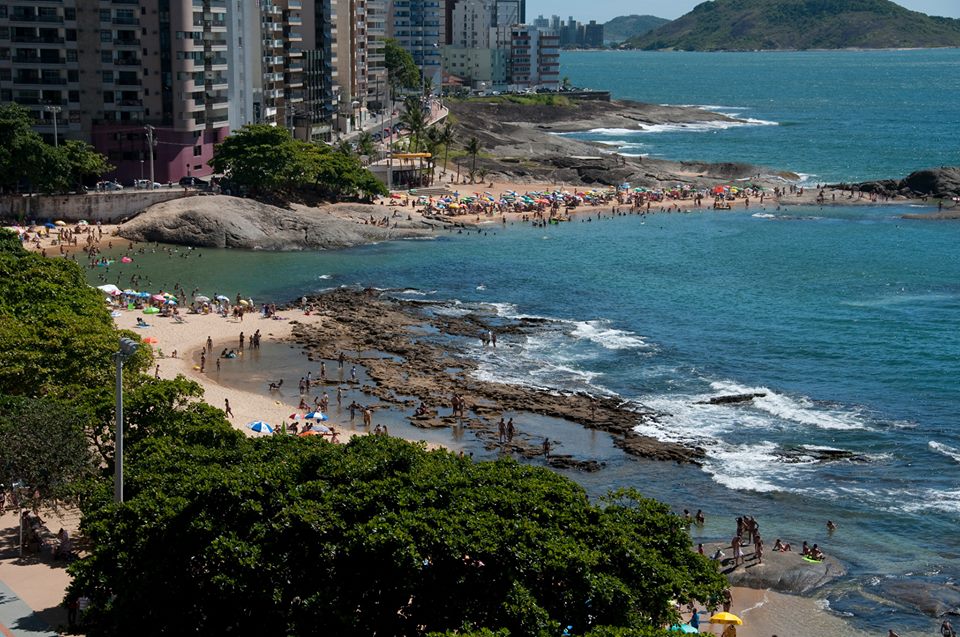 Guarapari será sede 
do Brasileiro. Na foto, praias do Centro de Guarapari (Praia das Castanheiras em primeiro plano). (Foto: Reprodução Facebook PMG)