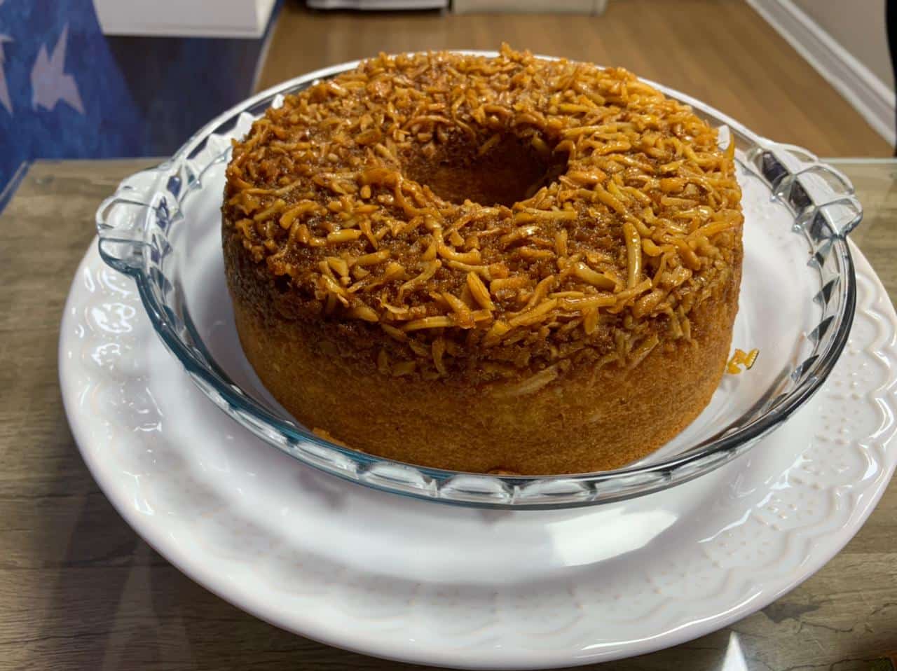 Bolo de coco queimado com calda de laranja