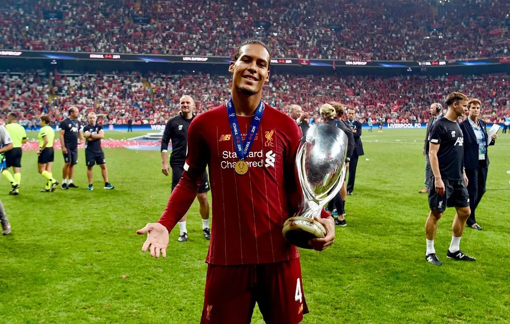 Van Dijk é eleito melhor jogador da Europa; Alisson e Messi também levam prêmios