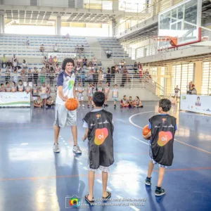 Anderson Varejão visita as crianças do seu projeto social voltado para o Basquete e Cidadania em Vitória/ES.