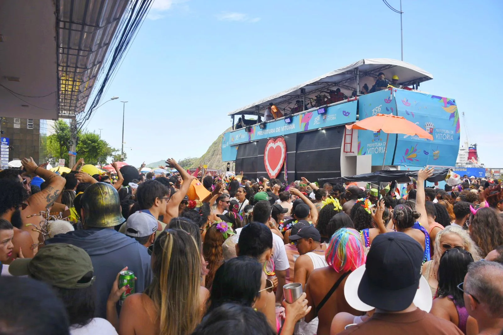 Regional da Nair arrasta multidão de foliões no Centro de Vitória; veja fotos