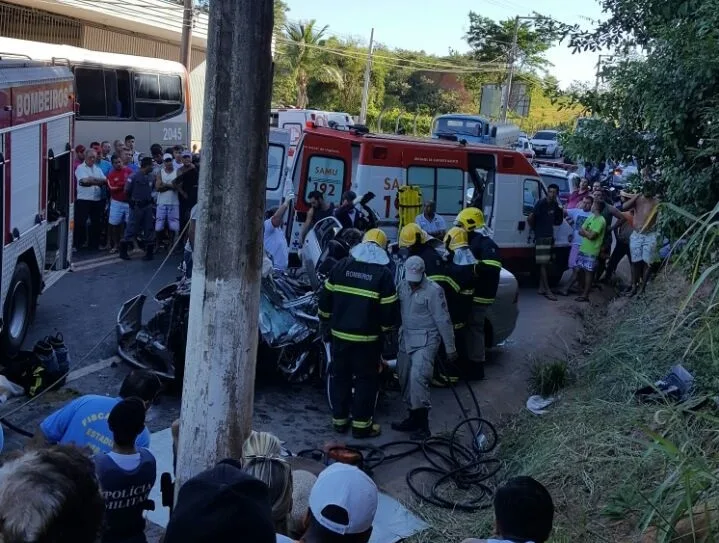 Motorista fica ferido após acidente envolvendo ônibus e veículo de passeio em Piúma