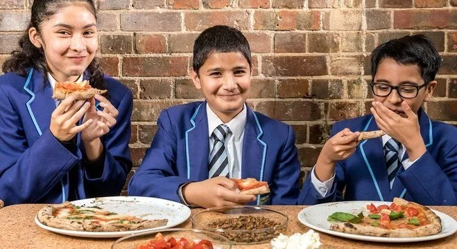 Você comeria? Pizza do futuro será feita de grilo moído e queijo à base de plantas!