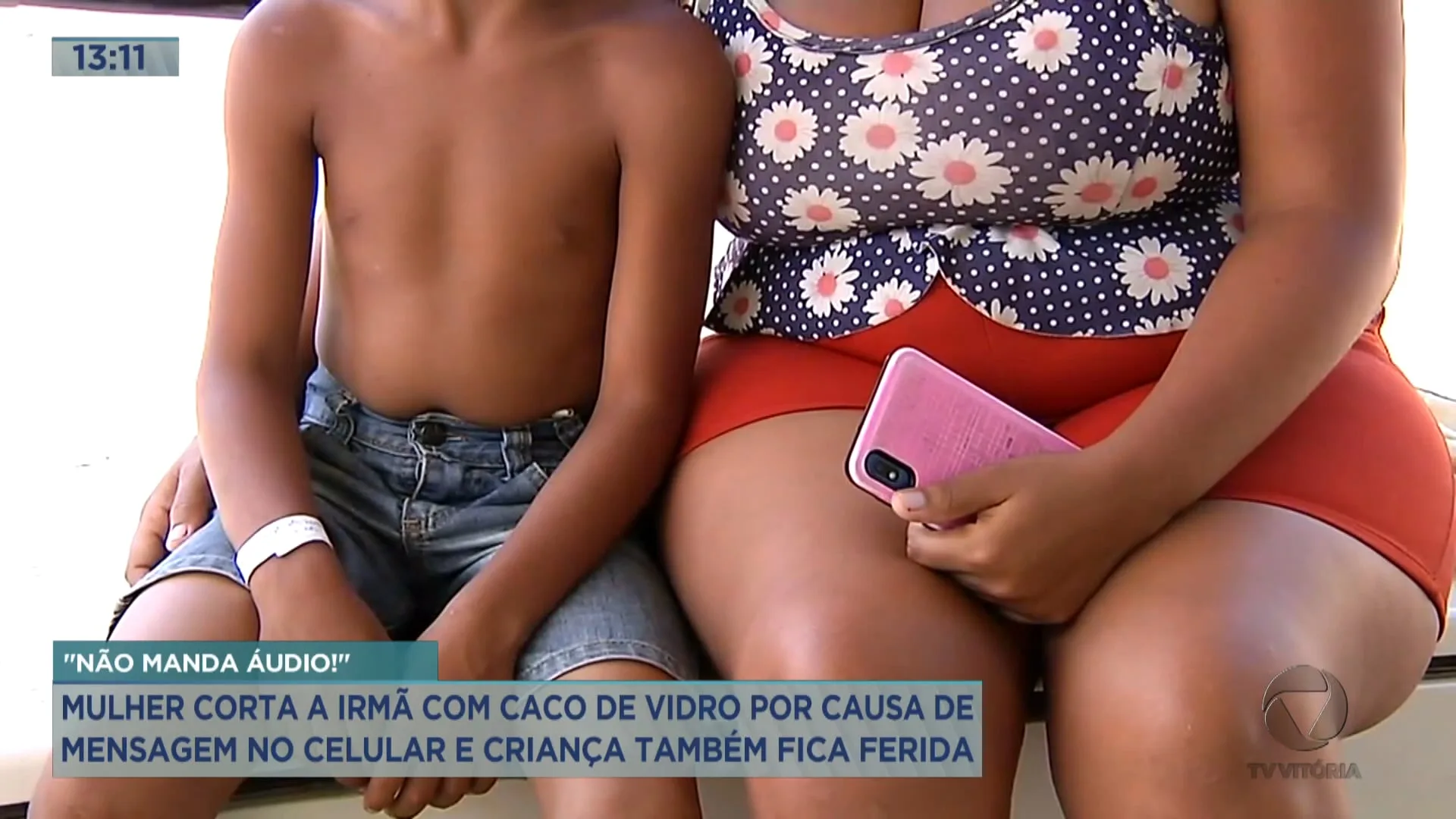 Mulher corta a irmã com caco de vidro durante briga por causa de mensagem no celular