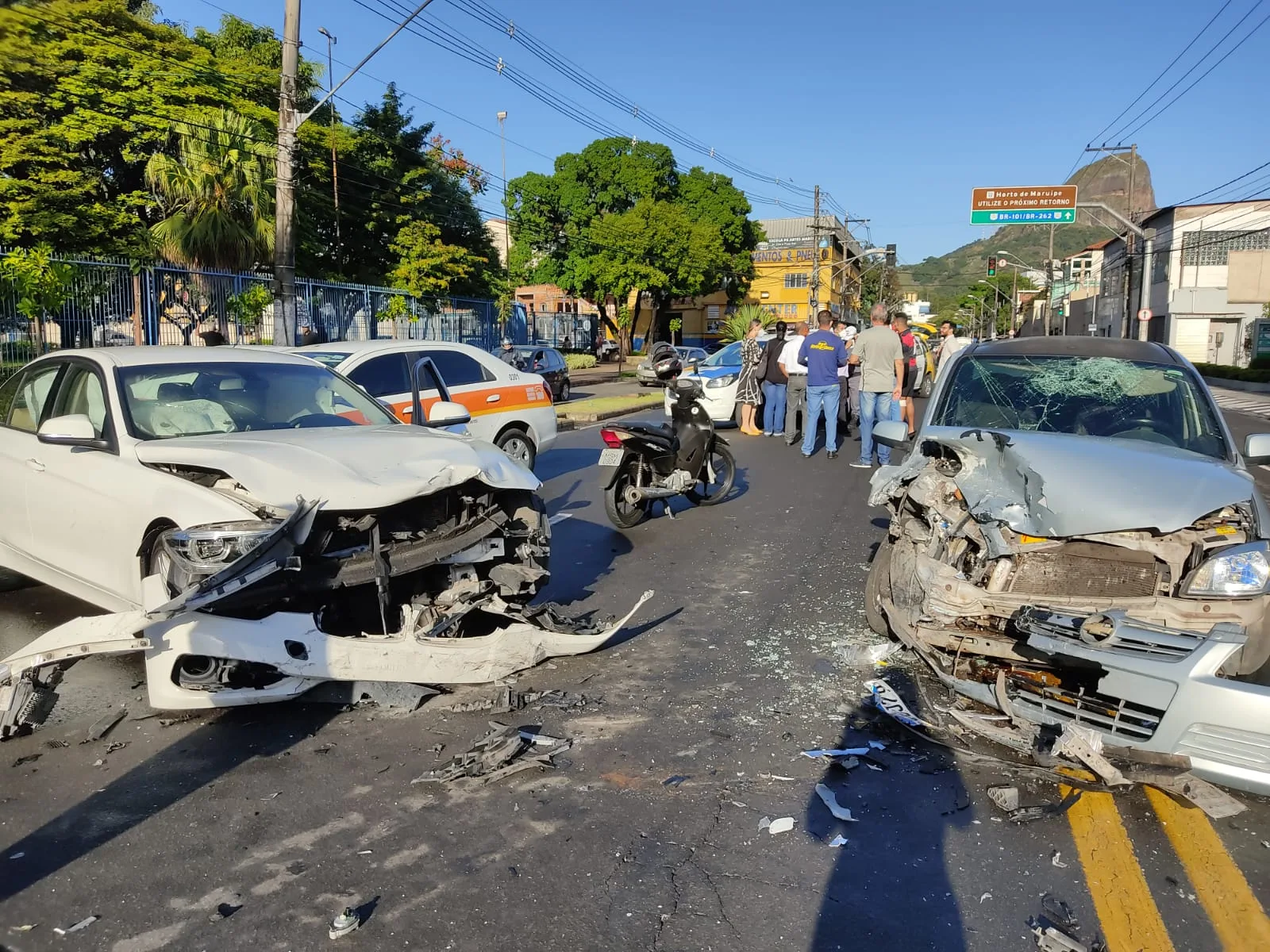 VÍDEO | Acidente envolvendo moto e três carros deixa feridos em Vitória; trânsito ficou lento