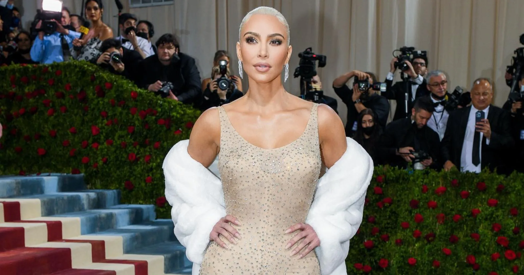 Presente raríssimo! Kim Kardashian ganha mecha de cabelo de Marilyn Monroe