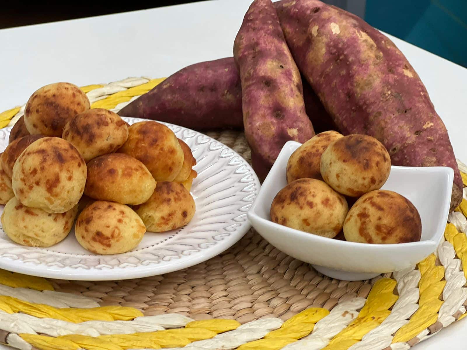 É uma delícia e tá barato! Veja receita de pão de queijo de batata-doce