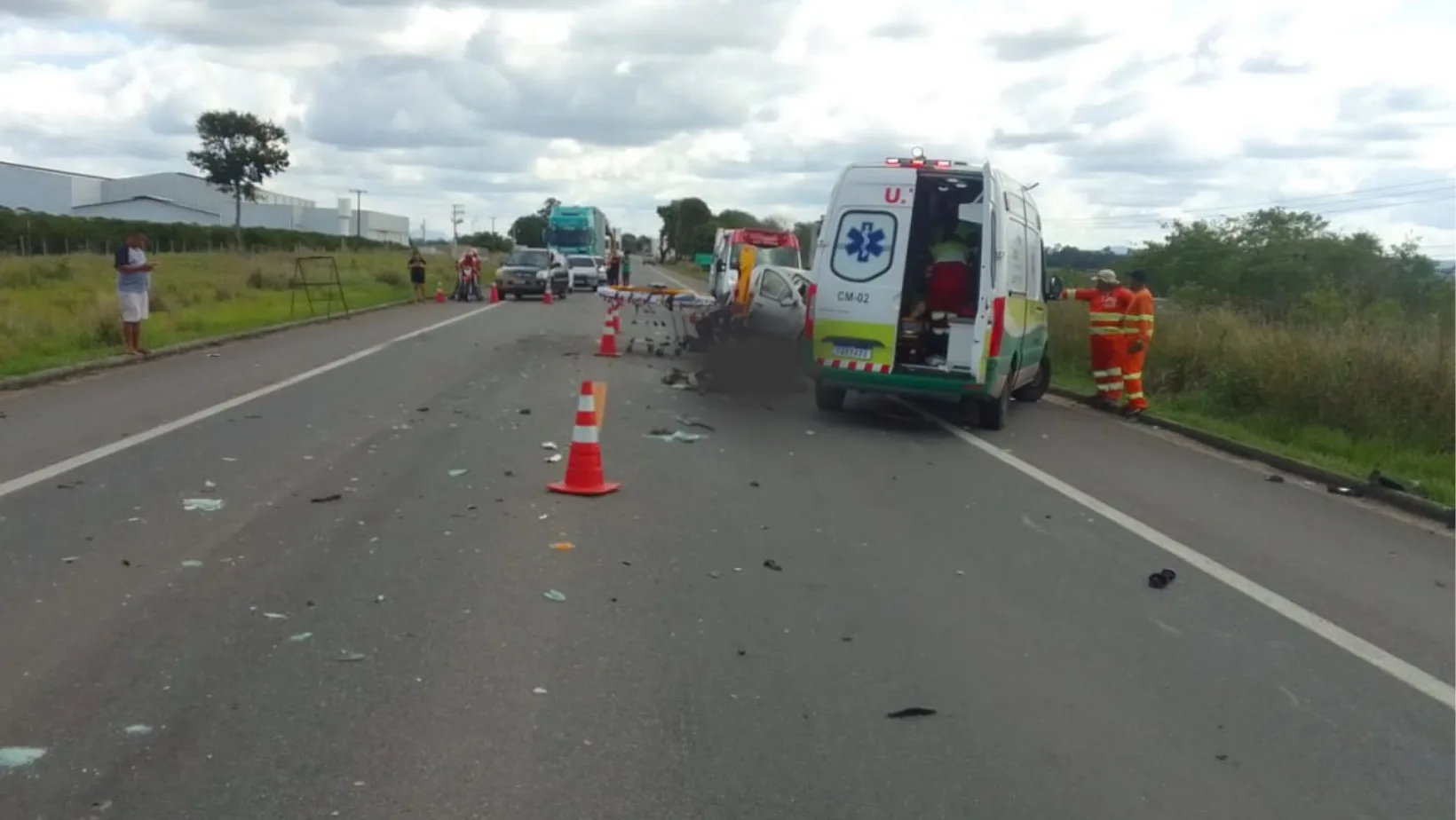 Acidente na BR-101 entre caminhões e carro deixa dois mortos em Aracruz