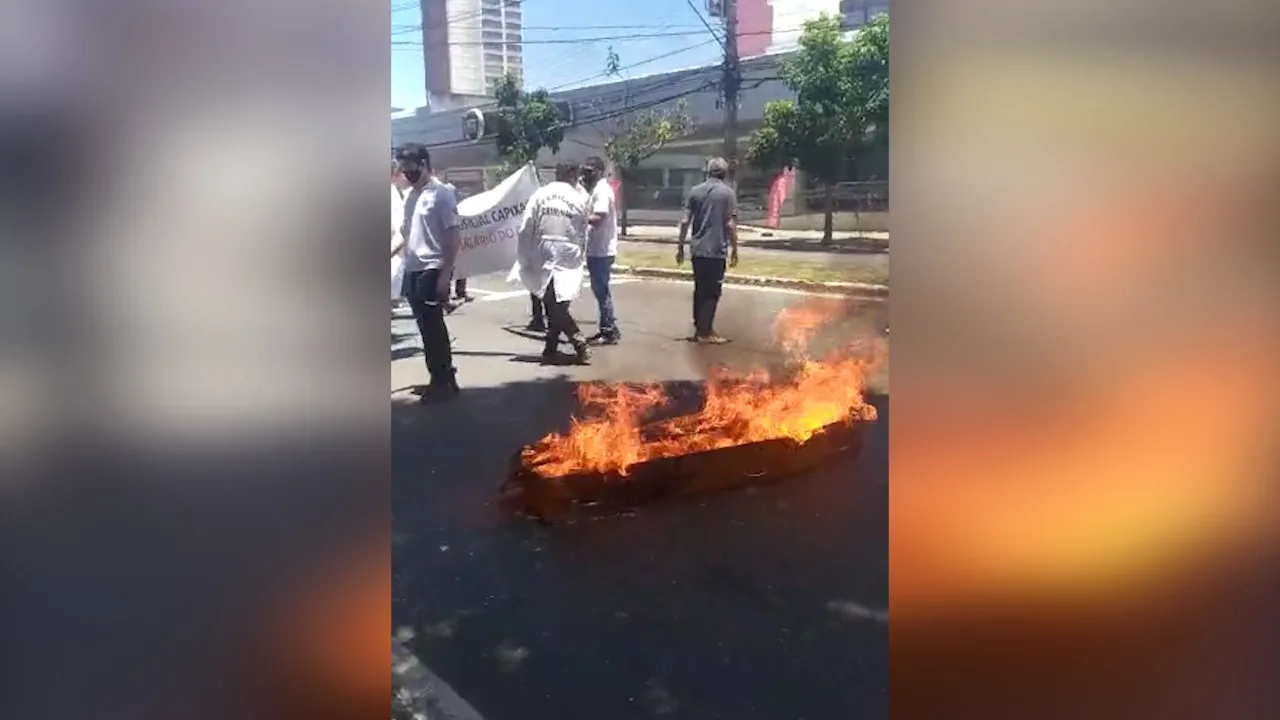 VÍDEO | Peritos da Polícia Civil colocam fogo em caixão em protesto por aumento salarial em Vitória