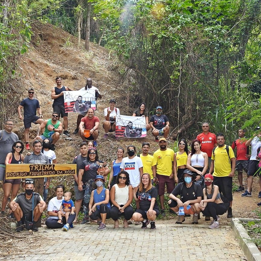 Amigos e familiares de inspetor morto no Morro do Moreno fazem homenagem em trilha