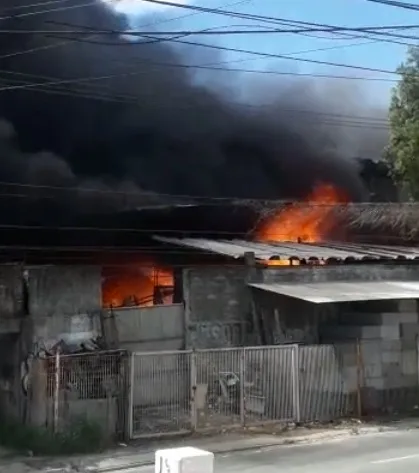 VÍDEO I Incêndio se alastra e destrói galpão com material de escritório em bairro da Serra