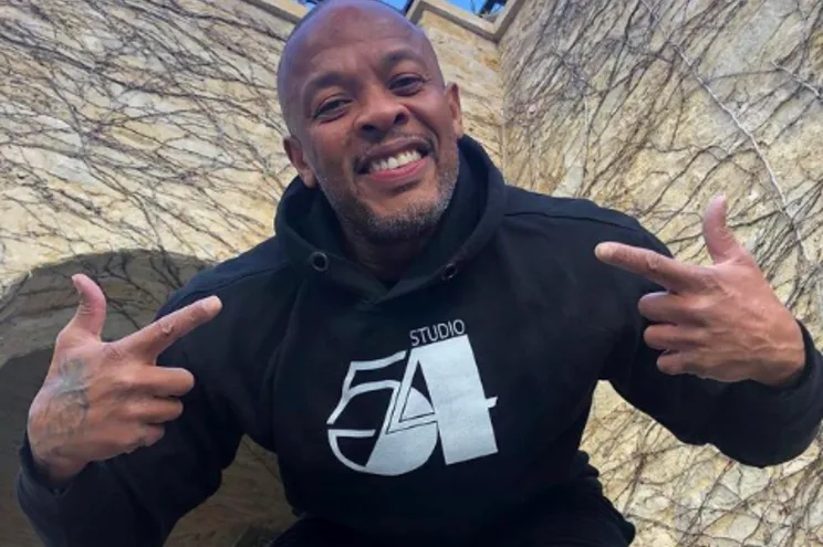 Após sofrer aneurisma e parar na UTI, Dr. Dre tranquiliza fãs e agradece apoio