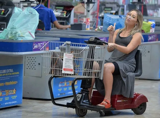 Recém-operada Carol Narizinho é flagrada fazendo compras com carrinho elétrico no mercado