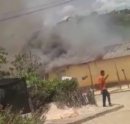 Mulher coloca fogo na própria casa ao tentar matar cobra em Mucurici, no Norte do estado