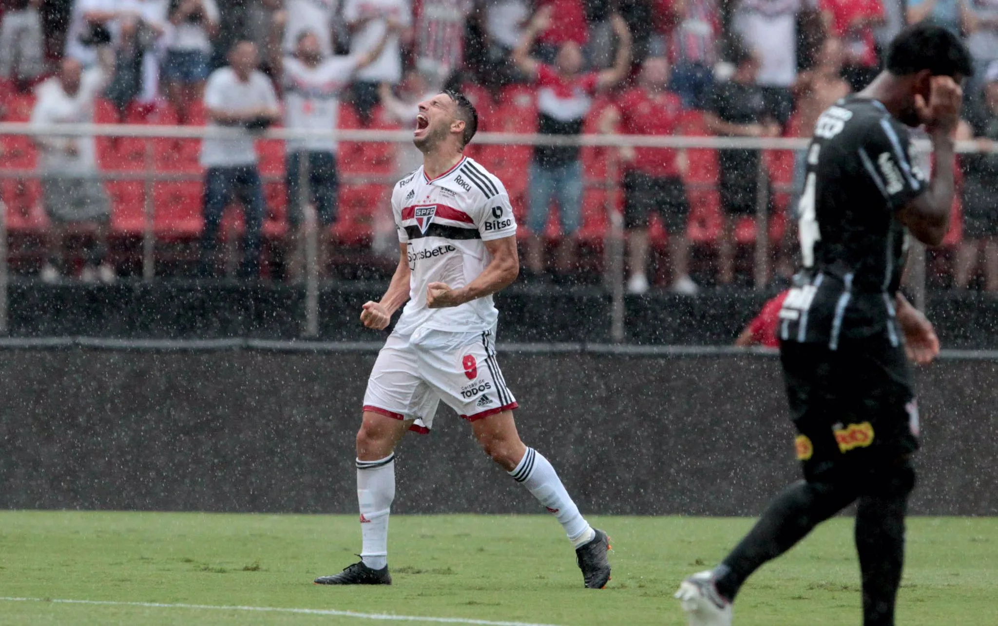 São Paulo vence o 'estrelado' Corinthians de Vitor Pereira em bom clássico