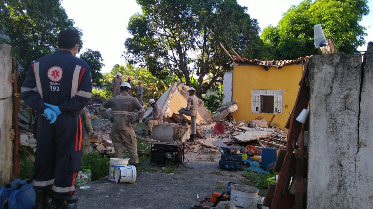 Casa desaba na Serra e morador é resgatado; bombeiros procuram mulher entre escombros