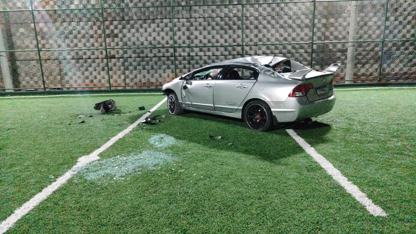 VÍDEO | Motorista perde controle da direção no Viaduto de Carapina e carro cai em campo de futebol