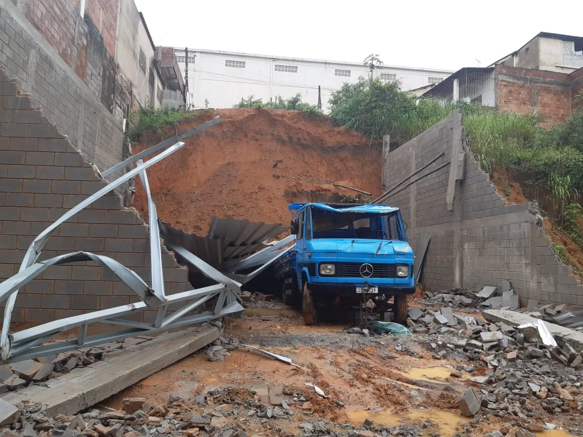 Deslizamento de terra deixa dois caminhões destruídos em Cariacica; avaliação de risco deve ser feita no local nesta sexta