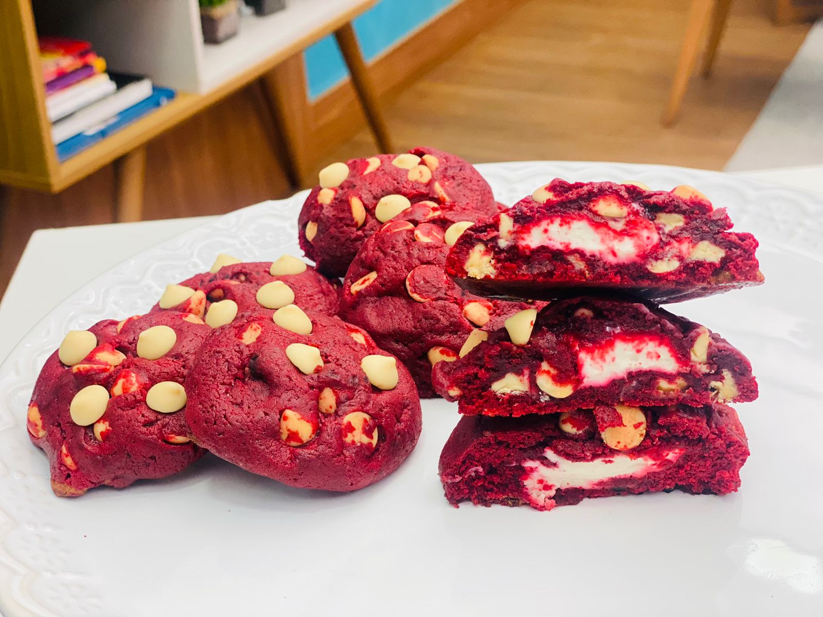 Receita fácil! Sextou com um delicioso cookie Red Velvet recheado com cream cheese