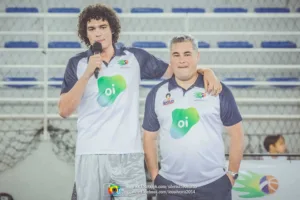 Anderson Varejão visita as crianças do seu projeto social voltado para o Basquete e Cidadania em Vitória/ES.