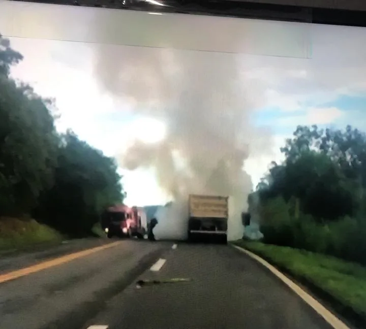 VÍDEO | Carreta pega fogo na BR-101, em Fundão