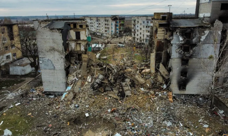 Rússia bombardeia cidade ucraniana inundada por colapso de barragem após Zelenksi visitar área