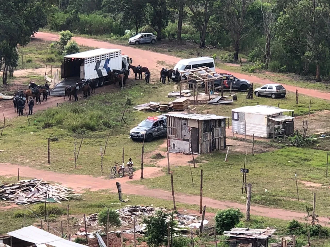 Polícia Militar realiza reintegração de posse na Barra do Jucu