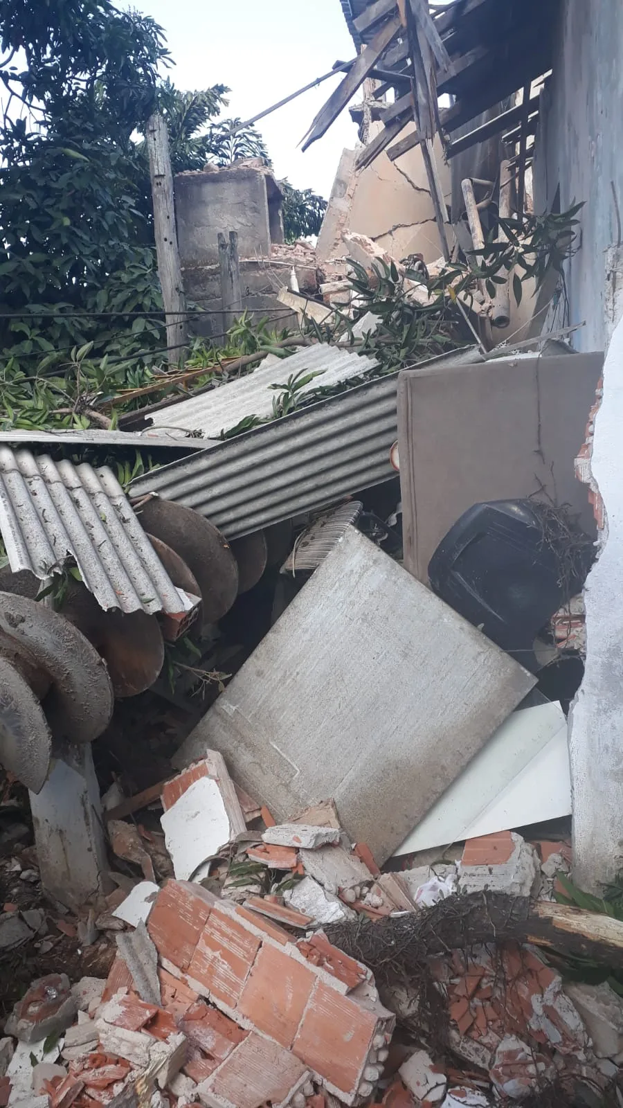 VÍDEO | Bate-estaca de obra particular cai e destrói parte de casas em Vila Velha