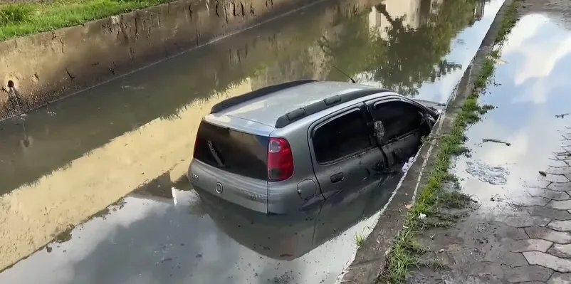 Carro cai dentro de valão após casal tentar manobrar em Vila Velha