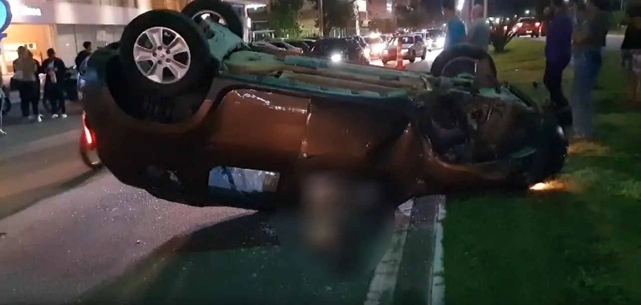 VÍDEO | Carro capota em Vitória e deixa trânsito lento na Avenida Norte Sul