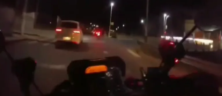 Vídeo I Adolescentes são apreendidos durante perseguição de moto em Vila Velha