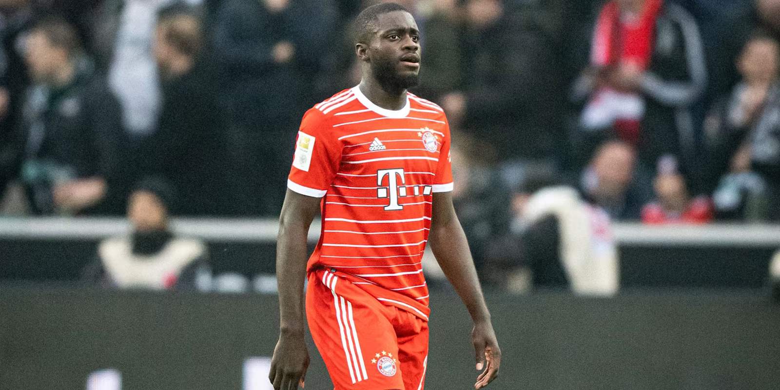 Upamecano é alvo de ataques racistas após falha em gol sofrido pelo Bayern de Munique