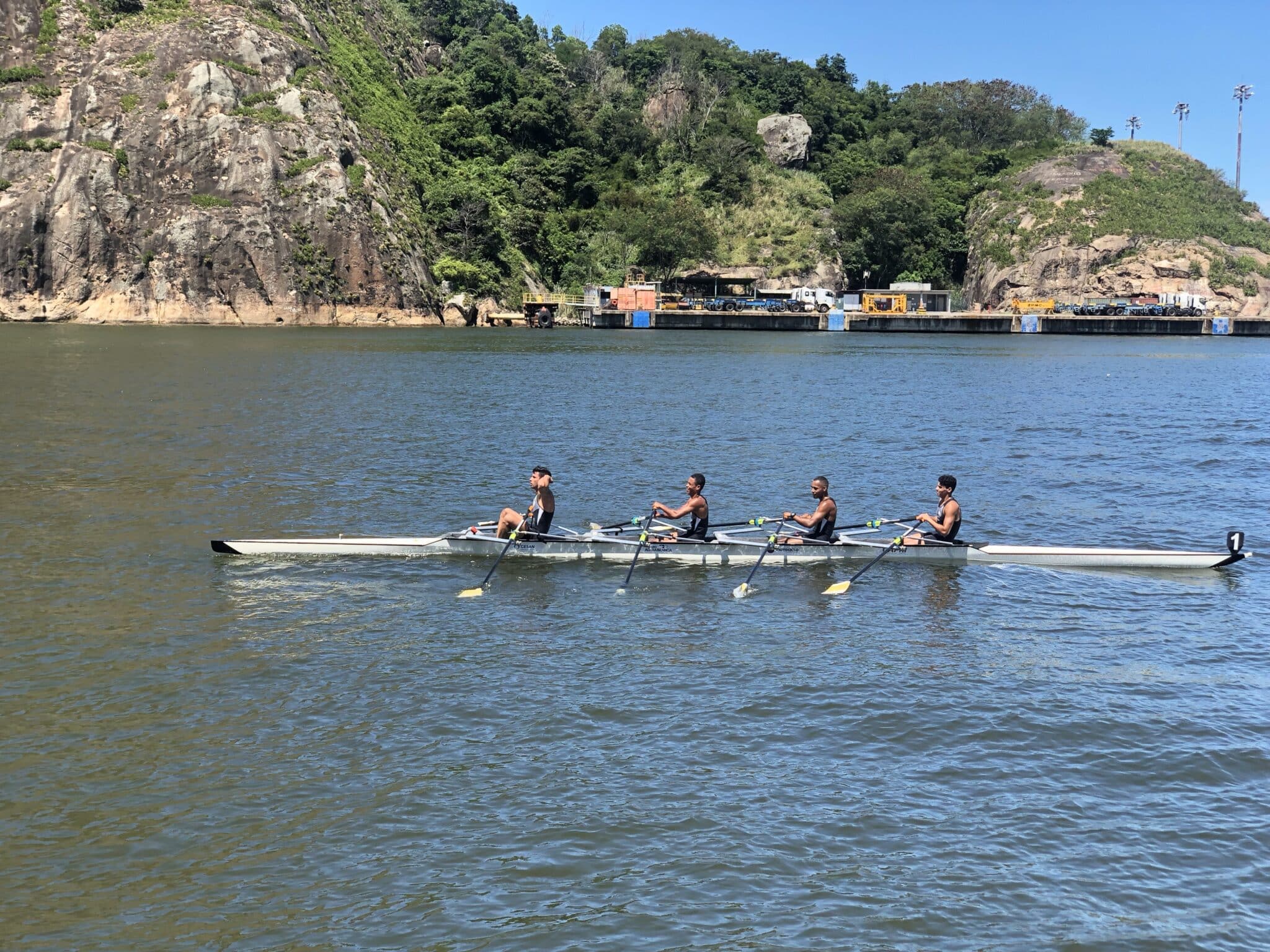 1ª Regata do Estadual de Remo traz tradição para baía de Vitória e Álvares leva a melhor