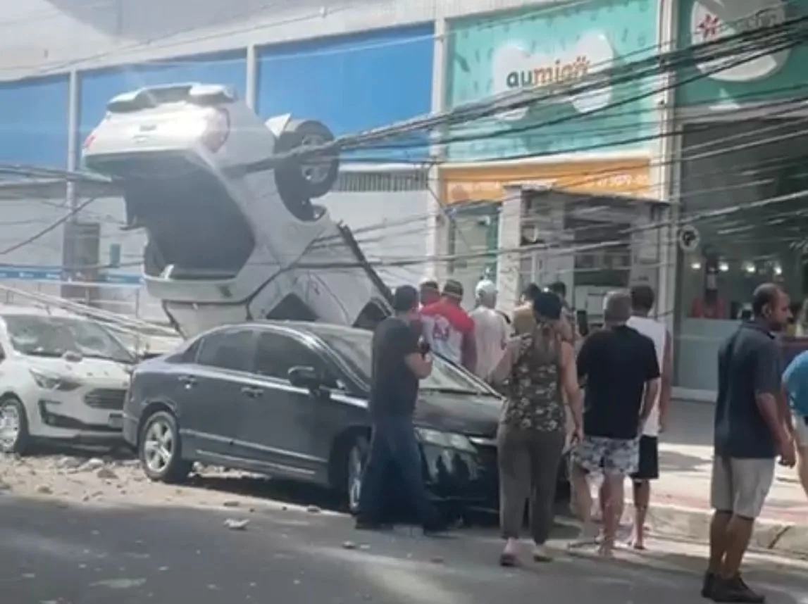 Que azar! Carro atingido por caminhonete que caiu de garagem é roubado horas depois