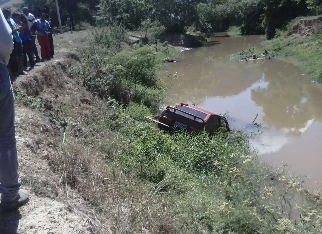 Motorista atropela duas pessoas e vai parar em rio no Norte do Estado