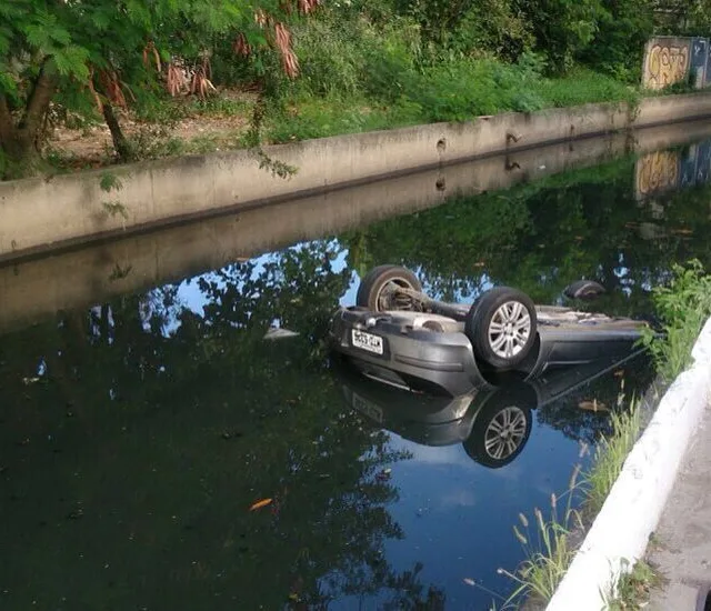 Motorista capota no valão, é detido e alega ter sido assaltado por alienígenas